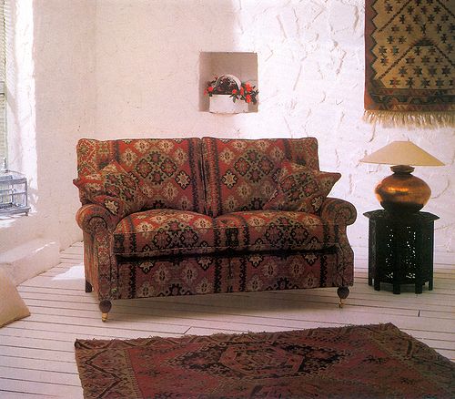 Многоцветные ковры и обивка мебели