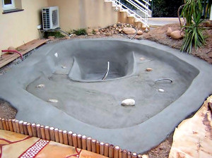 чаша бассейна из бетона